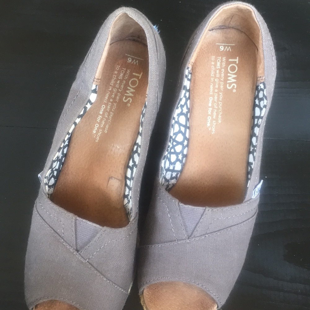 Like new! Toms wedges...